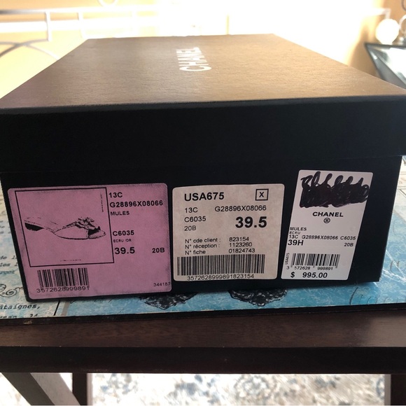 Authentic Chanel flats. Very good condition. Comes with original box . Size 39.5 - Picture 2 of 3